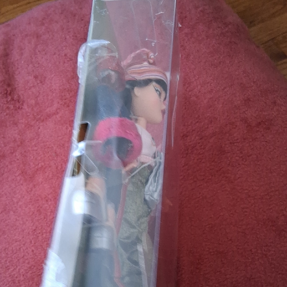 Jade Doll with Fashion Accessories - Picture 6 of 8